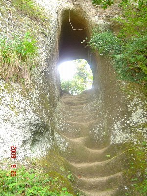 岩のトンネルDSC09492.jpg