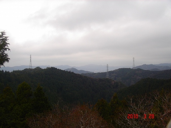 送電塔の向こうは峰岡の山々DSC02810.jpg